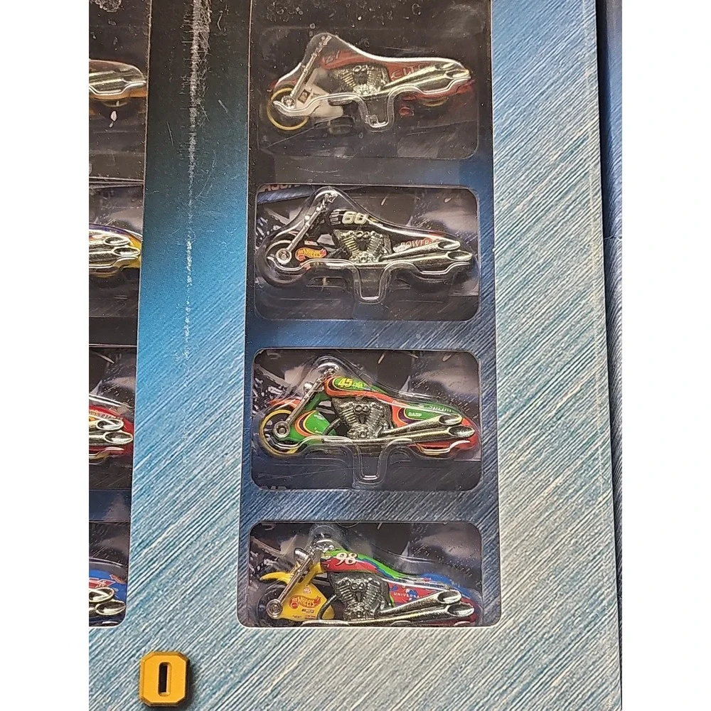 Hot Wheels Racing NASCAR 2000 Scorchin' Scooter Set Collector Series 16 Vehicles